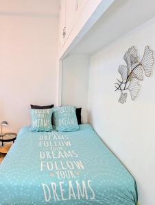 Le Castille dOr Elégant, en face de lHôtel de Ville