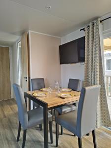 Campings Mobil home clim 3 chambres a 100m de la plage : photos des chambres