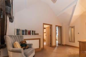 The Old Storehouse - Luxury Retreat nr Chippenham with BBQ, Sleeps 12 and Dog-Friendly!