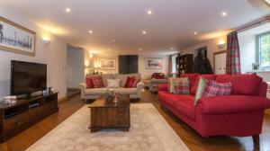 The Old Storehouse - Luxury Retreat nr Chippenham with BBQ, Sleeps 12 and Dog-Friendly!