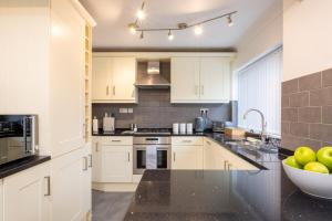 Luxury 4 Bedroom House With Parking