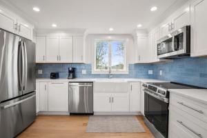 Serene Cozy Waterfront 3 Mi to Downtown