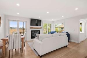 Serene Cozy Waterfront 3 Mi to Downtown