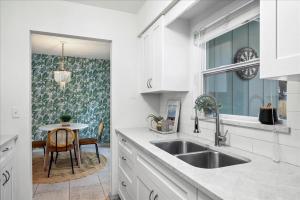 Coastal Pool Bungalow - 15 Mins to Famous Beaches