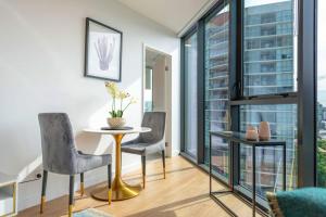 Stunning Getaway One King Bed with Unlimited Wi-Fi