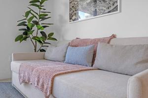 Bright and Breezy 1 Bed Unit With Water and City Views