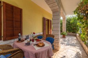 Apartments Gordan with garden, 3 min walk to the beach