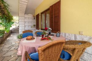 Apartments Gordan with garden, 3 min walk to the beach