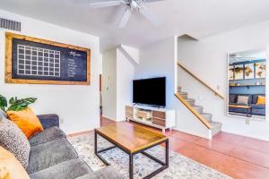 2BR Hideaway with Patio Springtime in Downtown
