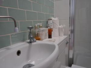 Seaside Balcony Apartment - Reduced Rates - Scaffolding