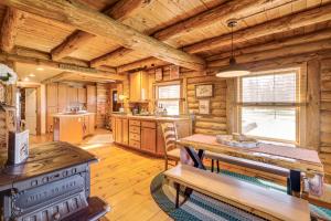 Furnished Deck + Views: Walpole Cabin Retreat