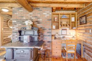 Furnished Deck + Views: Walpole Cabin Retreat