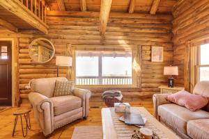 Furnished Deck + Views: Walpole Cabin Retreat