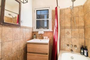 Beverly Hills Studio Retreat with Full Kitchen