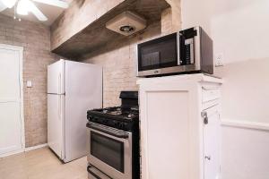 Beverly Hills Studio Retreat with Full Kitchen