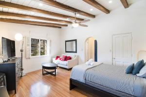 Beverly Hills Studio Retreat with Full Kitchen