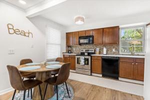 NO WORRIES! Beachy cottage 5 Minute walk to beach