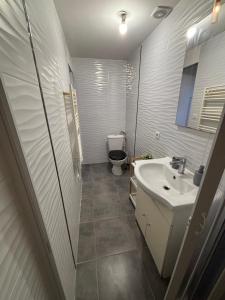 UNIQUE Appartement cosy dans villa avec piscine très bien placé