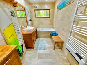 Villa entière au calme avec piscine partagée et jardin