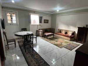 شقه فى قلب سيدى بشر محمد نجيب قريبه من البحر