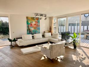 Heerlijke villa met zwembad en sauna bij het strand