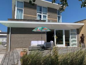 Heerlijke villa met zwembad en sauna bij het strand