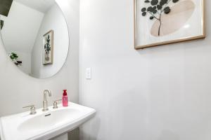 7 Mi to Dtwn: Sleek Retreat in Atlanta!