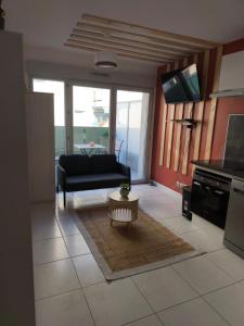 Studio calme et paisible, climatisé avec terrasse au dernier étage, 100m du tramway et 20 min de la promenade des anglais