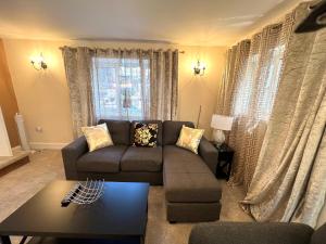 Ground Floor 2 Bedroom Apt, Onsite Parking, Edge of Glastonbury and Street