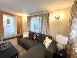 Ground Floor 2 Bedroom Apt, Onsite Parking, Edge of Glastonbury and Street