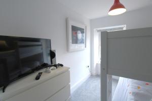 Charming Modern Coastal Escape with parking