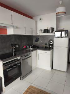 Appartements Studio calme et paisible, climatise avec terrasse au dernier etage, 100m du tramway et 20 min de la promenade des anglais : photos des chambres