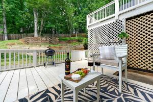 Modern Escape, Pool, Golf, Game Room, Gym, 10min Lake & Downtown