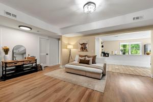 Modern Escape, Pool, Golf, Game Room, Gym, 10min Lake & Downtown