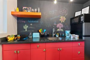 Charming NEW Retreat, Prime Location Mins to DT & PHX Airport