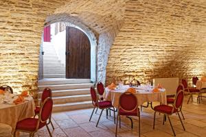 Hotels Logis Des Trois Maures : photos des chambres