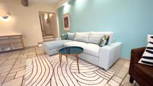 Proche du Cours Saleya et de la plage, dans le vieux Nice, spacieux et climatisé