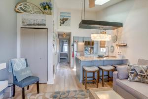 Boat Slip and Pool Access Oak Harbor Haven!