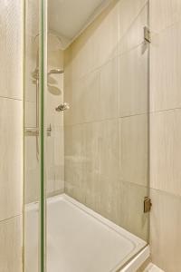 Quarto familiar com vista rio num apartamento partilhado