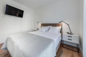 Mokos Modern Suite with Sea View and Jacuzzi