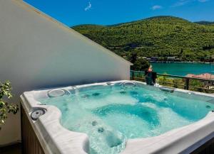 Mokos Modern Suite with Sea View and Jacuzzi