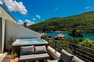 Mokos Modern Suite with Sea View and Jacuzzi