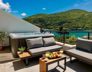 Mokos Modern Suite with Sea View and Jacuzzi