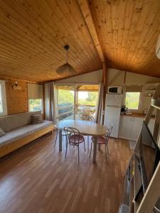 Chalet vue dégagée sur mer au loin