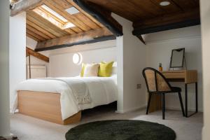 3BR Riverside Warehouse Loft