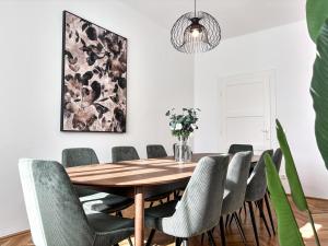 Bright - 3BR - Fast Wifi - At Bus and Tram Station