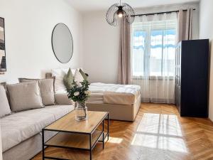 Bright - 3BR - Fast Wifi - At Bus and Tram Station