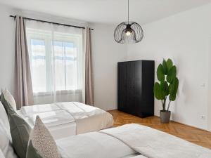 Bright - 3BR - Fast Wifi - At Bus and Tram Station