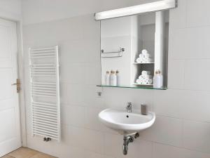 Bright - 3BR - Fast Wifi - At Bus and Tram Station