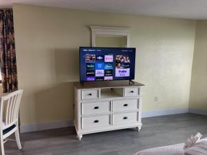 Compass Cove Studio , Updated Off-Season Retreat for 4